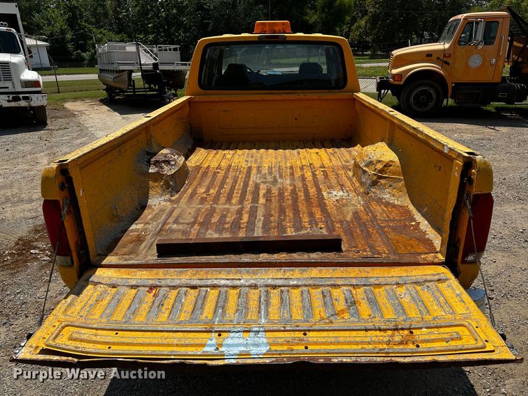 image for item OC9157 1995 Ford F350 XL  Crew Cab pickup truck