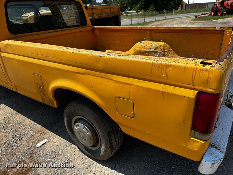 image for item OC9157 1995 Ford F350 XL  Crew Cab pickup truck