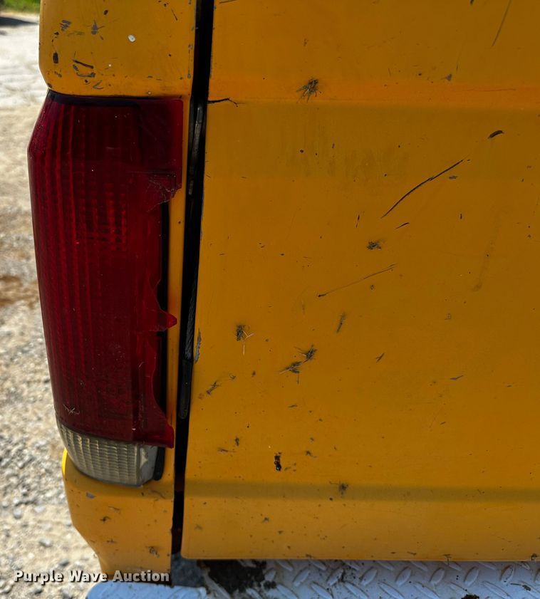 image for item OC9157 1995 Ford F350 XL  Crew Cab pickup truck