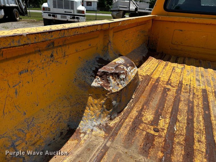 image for item OC9157 1995 Ford F350 XL  Crew Cab pickup truck