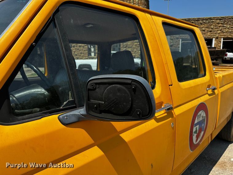 image for item OC9157 1995 Ford F350 XL  Crew Cab pickup truck