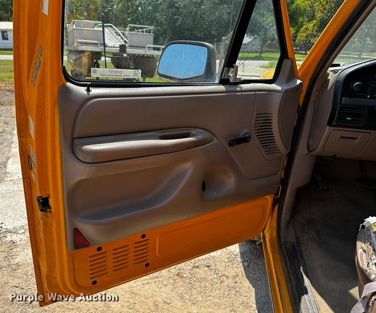 image for item OC9157 1995 Ford F350 XL  Crew Cab pickup truck