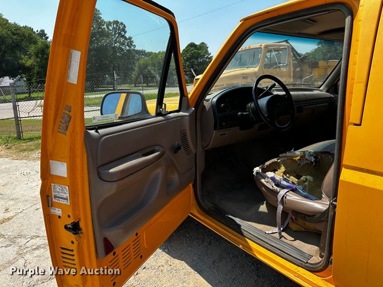 image for item OC9157 1995 Ford F350 XL  Crew Cab pickup truck