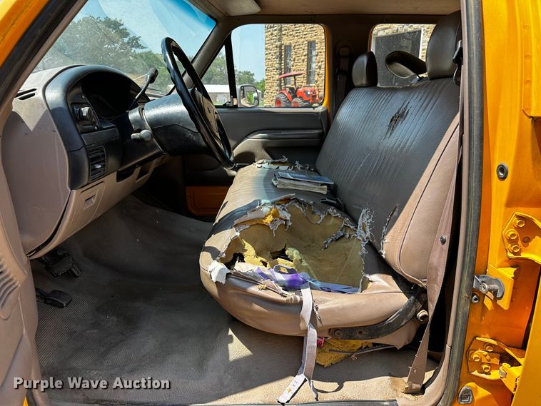 image for item OC9157 1995 Ford F350 XL  Crew Cab pickup truck