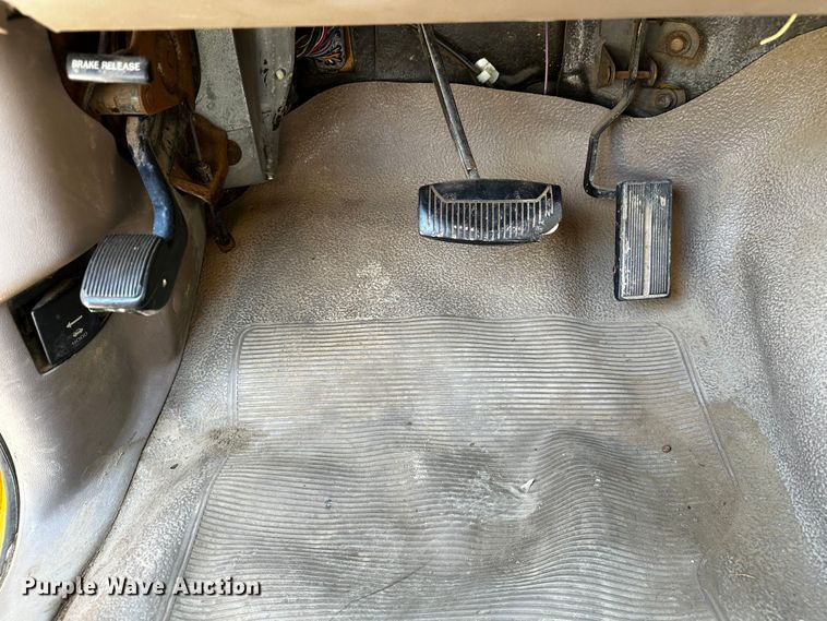 image for item OC9157 1995 Ford F350 XL  Crew Cab pickup truck