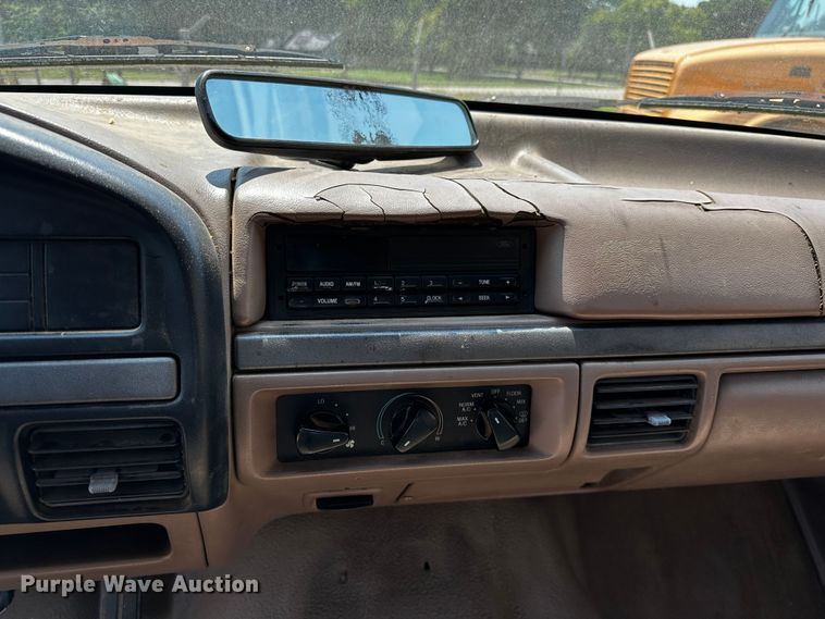 image for item OC9157 1995 Ford F350 XL  Crew Cab pickup truck