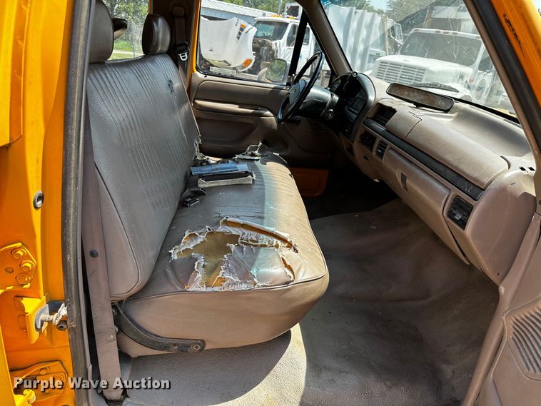 image for item OC9157 1995 Ford F350 XL  Crew Cab pickup truck