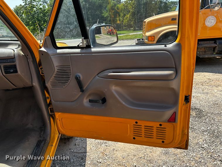 image for item OC9157 1995 Ford F350 XL  Crew Cab pickup truck