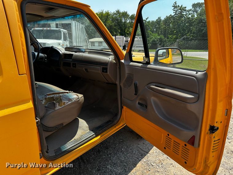 image for item OC9157 1995 Ford F350 XL  Crew Cab pickup truck