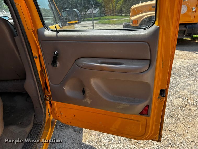 image for item OC9157 1995 Ford F350 XL  Crew Cab pickup truck