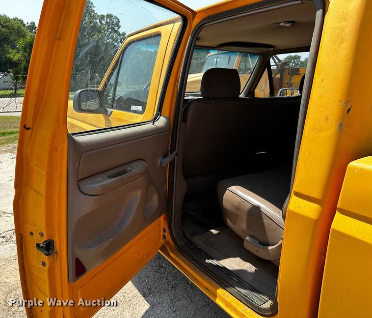 image for item OC9157 1995 Ford F350 XL  Crew Cab pickup truck