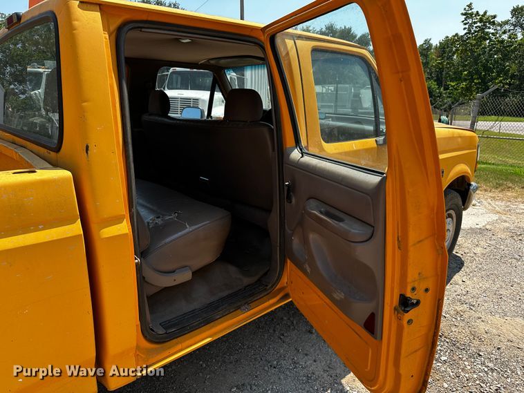 image for item OC9157 1995 Ford F350 XL  Crew Cab pickup truck