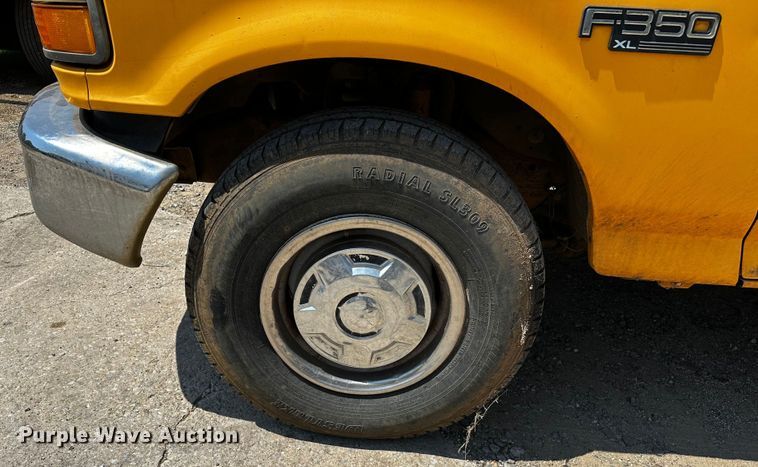 image for item OC9157 1995 Ford F350 XL  Crew Cab pickup truck