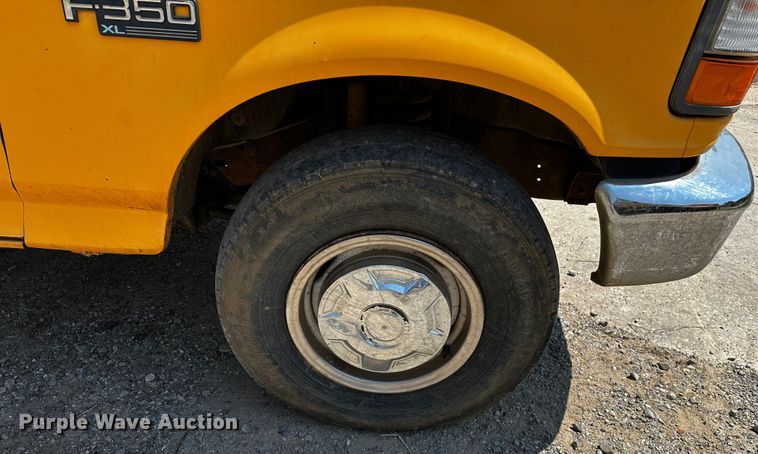 image for item OC9157 1995 Ford F350 XL  Crew Cab pickup truck