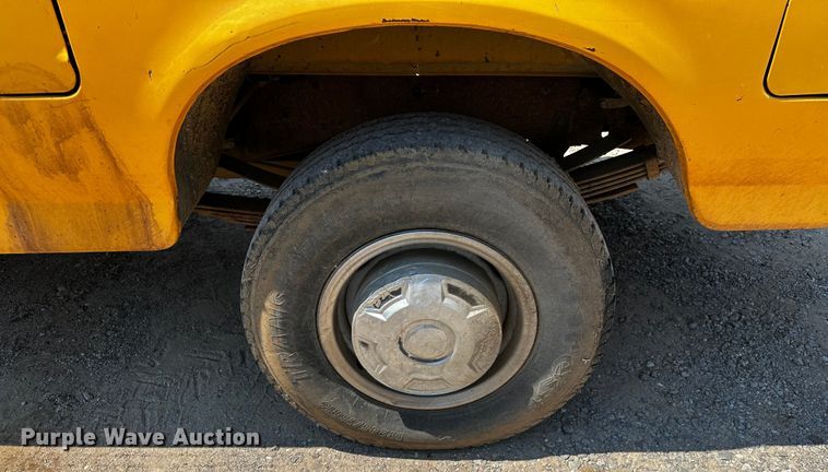 image for item OC9157 1995 Ford F350 XL  Crew Cab pickup truck