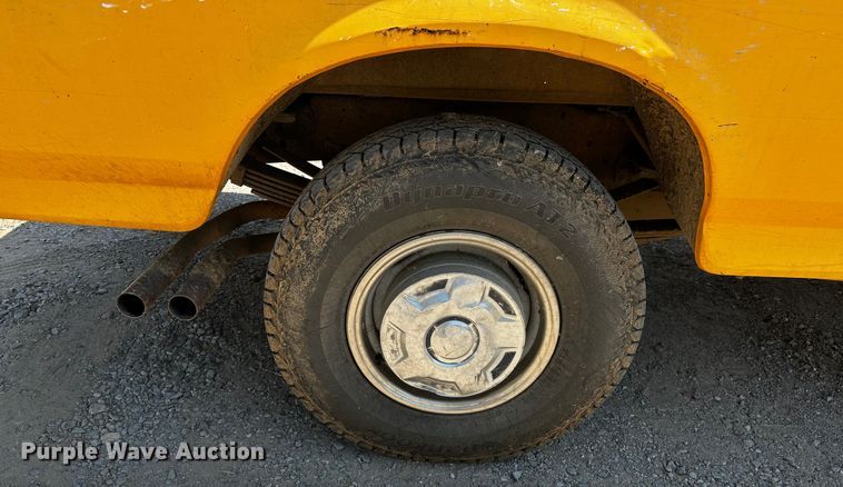 image for item OC9157 1995 Ford F350 XL  Crew Cab pickup truck