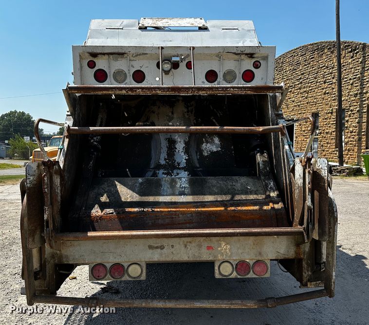 image for item OC9158 2007 Sterling Acterra  refuse truck