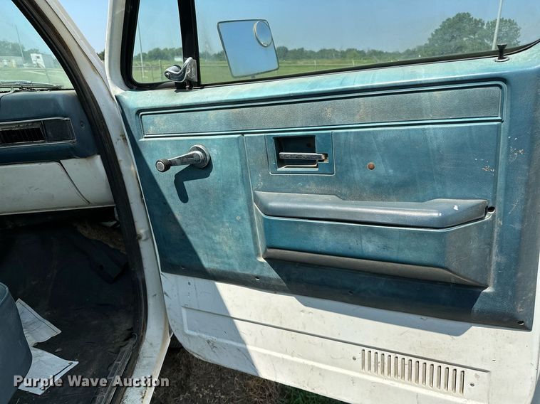 image for item OC9160 1989 Chevrolet R3500  rescue vehicle