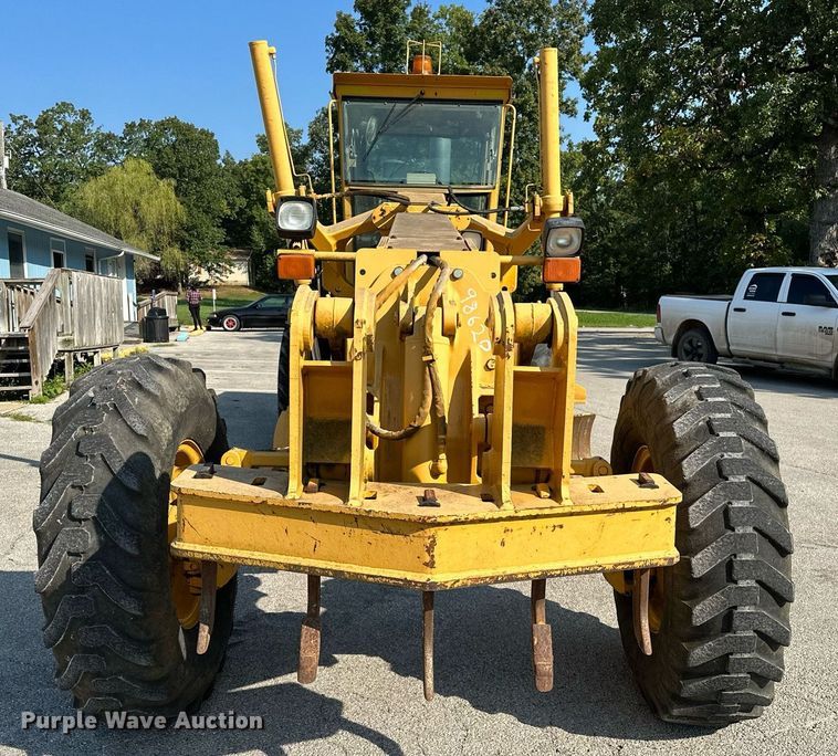 image for item OC9174 1988 John Deere 770BH  motor grader