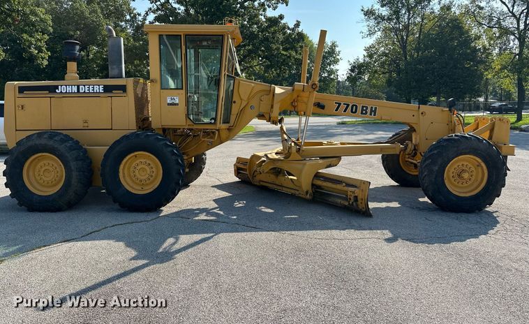 image for item OC9174 1988 John Deere 770BH  motor grader