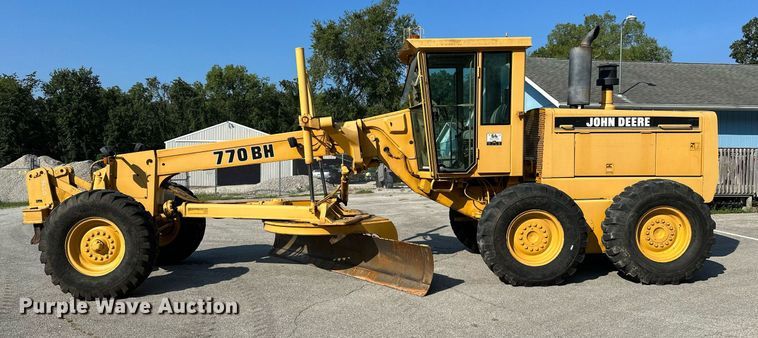 image for item OC9174 1988 John Deere 770BH  motor grader