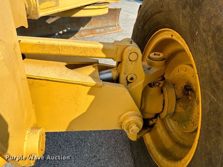 image for item OC9174 1988 John Deere 770BH  motor grader