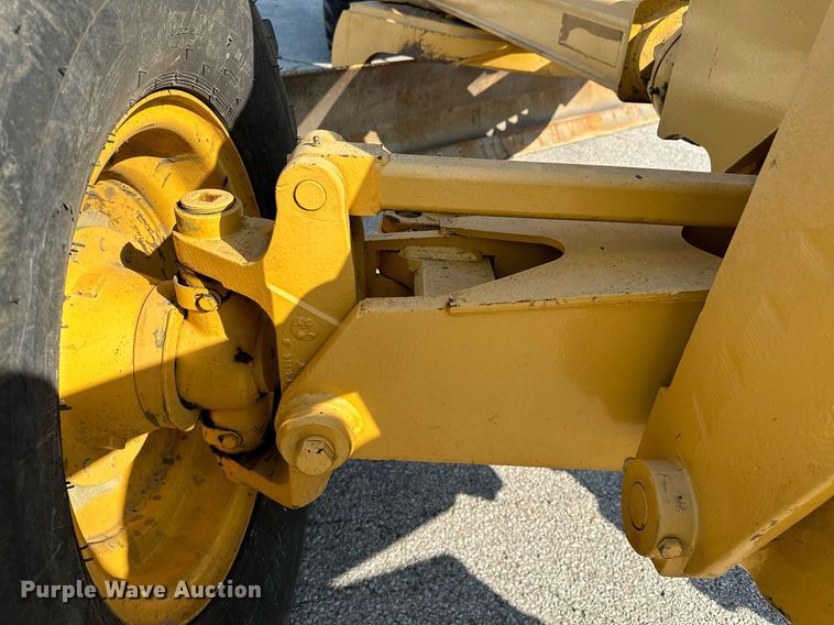 image for item OC9174 1988 John Deere 770BH  motor grader