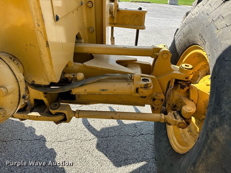 image for item OC9174 1988 John Deere 770BH  motor grader