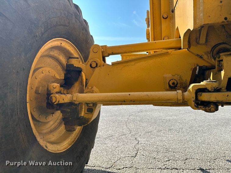 image for item OC9174 1988 John Deere 770BH  motor grader