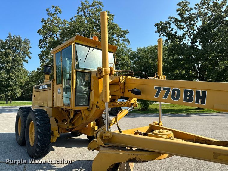 image for item OC9174 1988 John Deere 770BH  motor grader