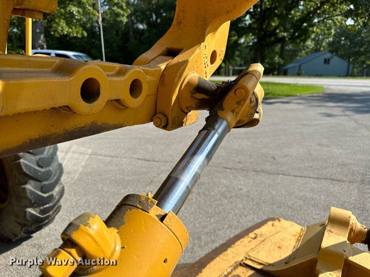 image for item OC9174 1988 John Deere 770BH  motor grader