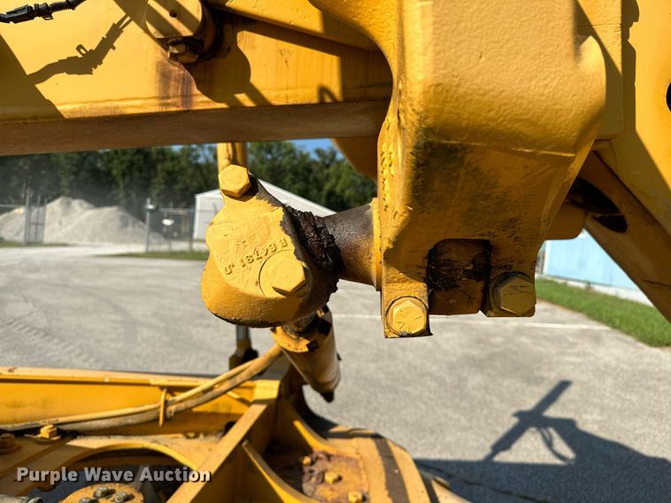 image for item OC9174 1988 John Deere 770BH  motor grader