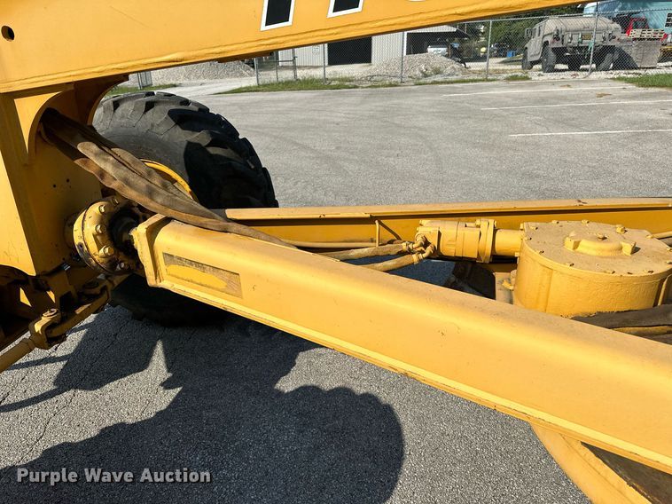 image for item OC9174 1988 John Deere 770BH  motor grader