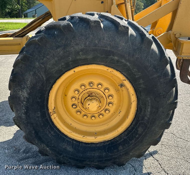 image for item OC9174 1988 John Deere 770BH  motor grader