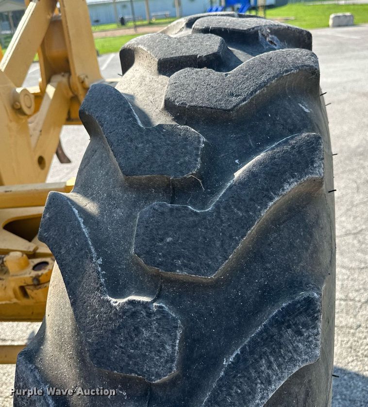 image for item OC9174 1988 John Deere 770BH  motor grader