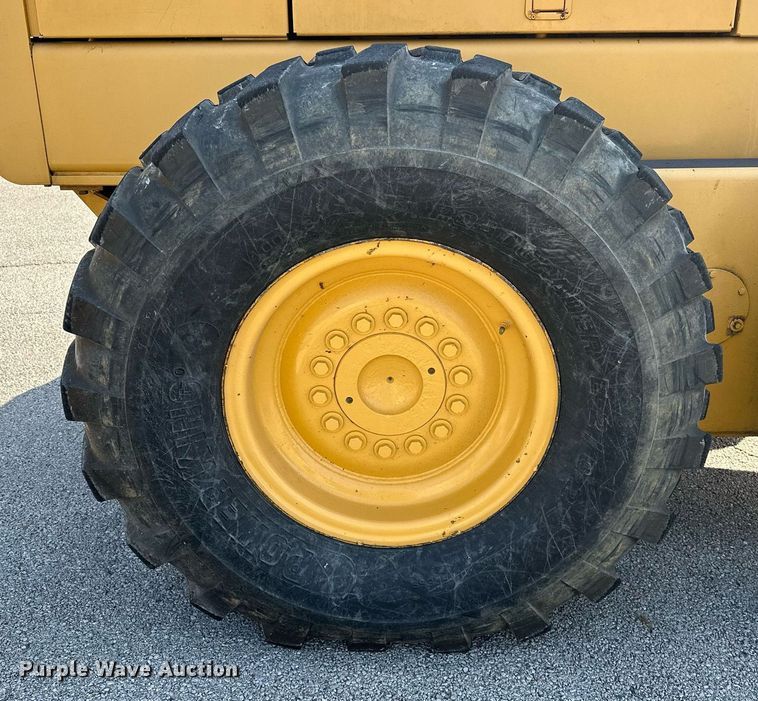 image for item OC9174 1988 John Deere 770BH  motor grader