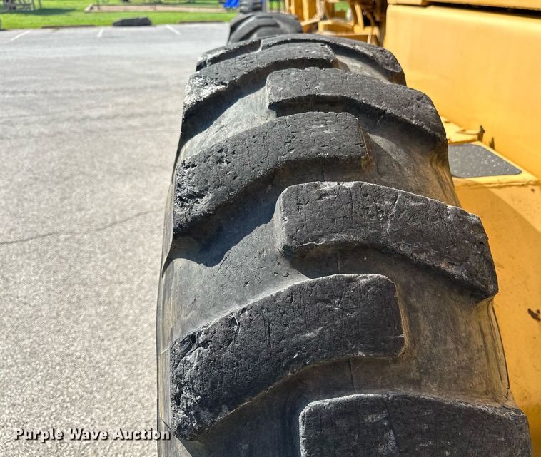 image for item OC9174 1988 John Deere 770BH  motor grader