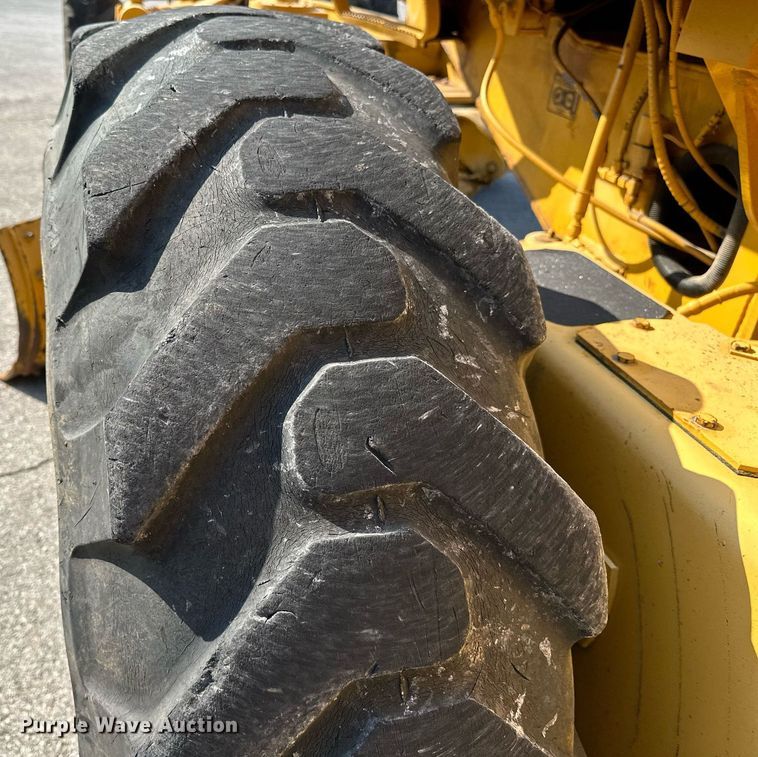 image for item OC9174 1988 John Deere 770BH  motor grader