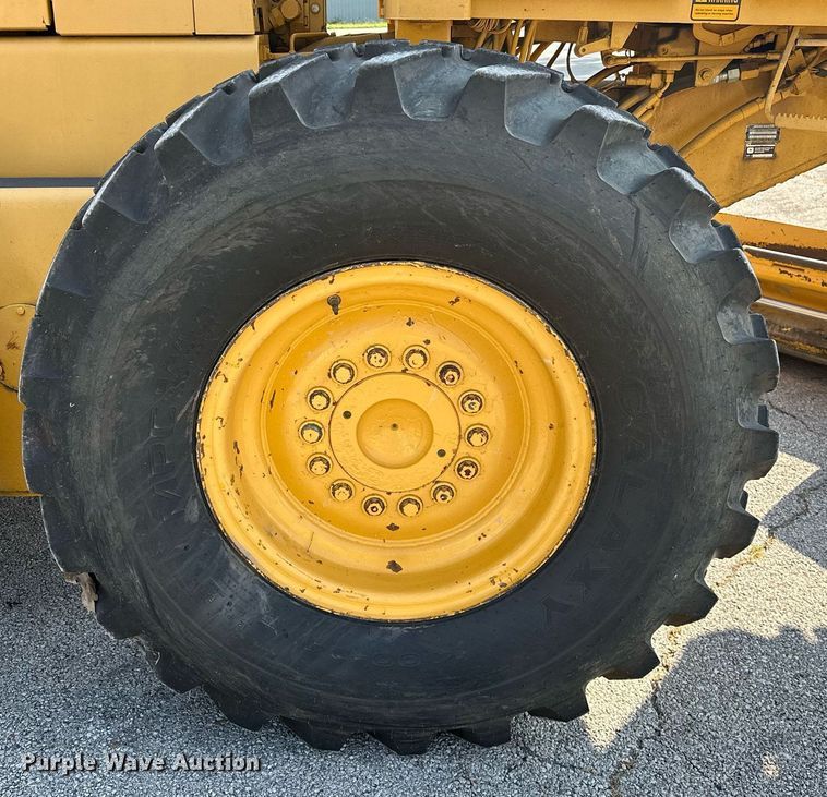 image for item OC9174 1988 John Deere 770BH  motor grader