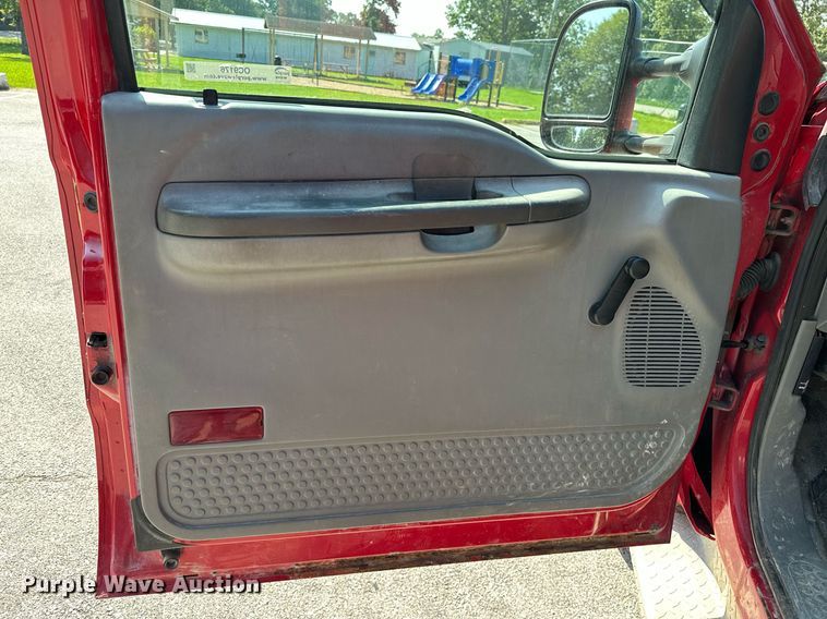 image for item OC9176 2004 Ford F250  Super Duty XL  SuperCab utility bed pickup truck