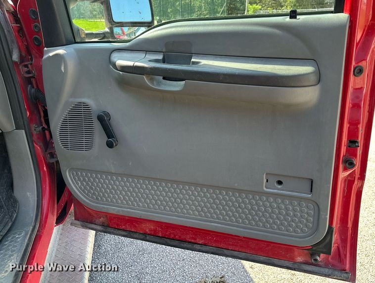 image for item OC9176 2004 Ford F250  Super Duty XL  SuperCab utility bed pickup truck