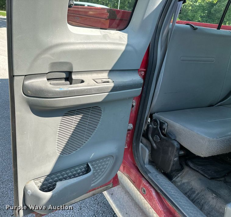 image for item OC9176 2004 Ford F250  Super Duty XL  SuperCab utility bed pickup truck