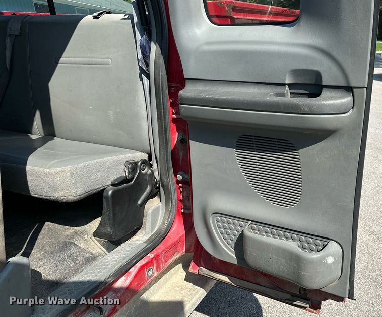 image for item OC9176 2004 Ford F250  Super Duty XL  SuperCab utility bed pickup truck