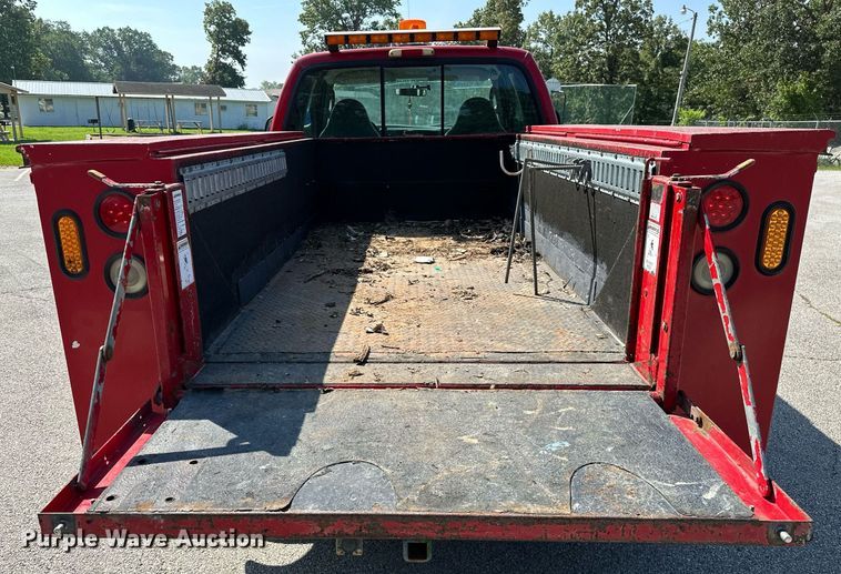 image for item OC9176 2004 Ford F250  Super Duty XL  SuperCab utility bed pickup truck