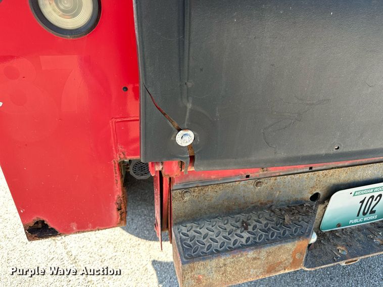 image for item OC9176 2004 Ford F250  Super Duty XL  SuperCab utility bed pickup truck