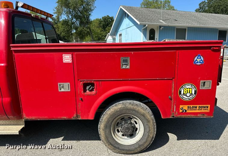 image for item OC9176 2004 Ford F250  Super Duty XL  SuperCab utility bed pickup truck