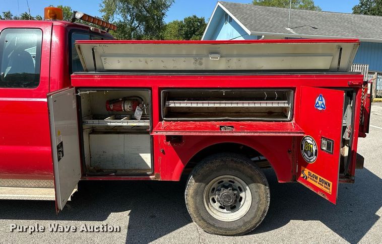 image for item OC9176 2004 Ford F250  Super Duty XL  SuperCab utility bed pickup truck