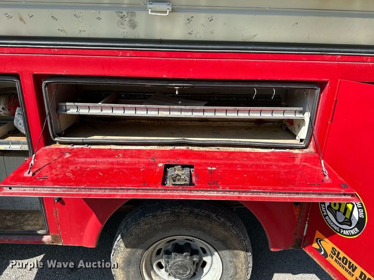 image for item OC9176 2004 Ford F250  Super Duty XL  SuperCab utility bed pickup truck