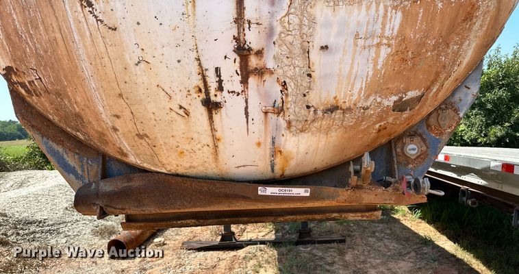 image for item OC9191 1973 MD Trailer Co. tank trailer