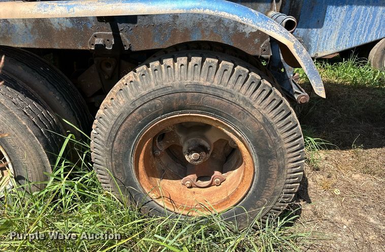 image for item OC9191 1973 MD Trailer Co. tank trailer
